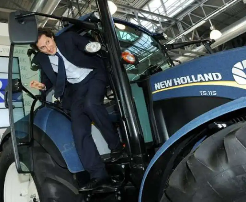 john elkann su un trattore case new holland