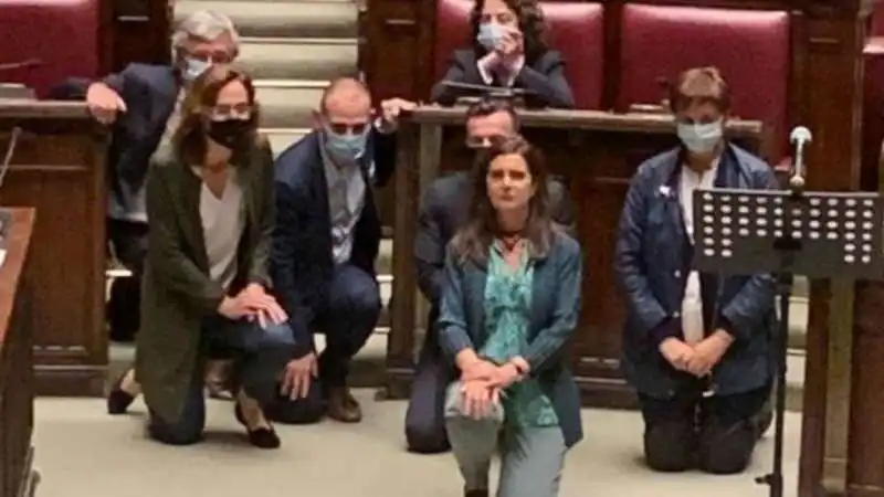 LAURA BOLDRINI SI INGINOCCHIA IN PARLAMENTO PER GEORGE FLOYD 1