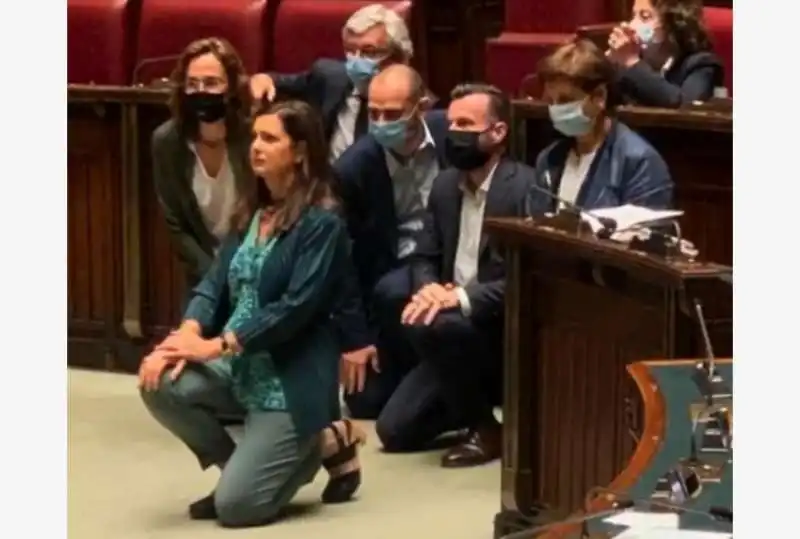 LAURA BOLDRINI SI INGINOCCHIA IN PARLAMENTO PER GEORGE FLOYD