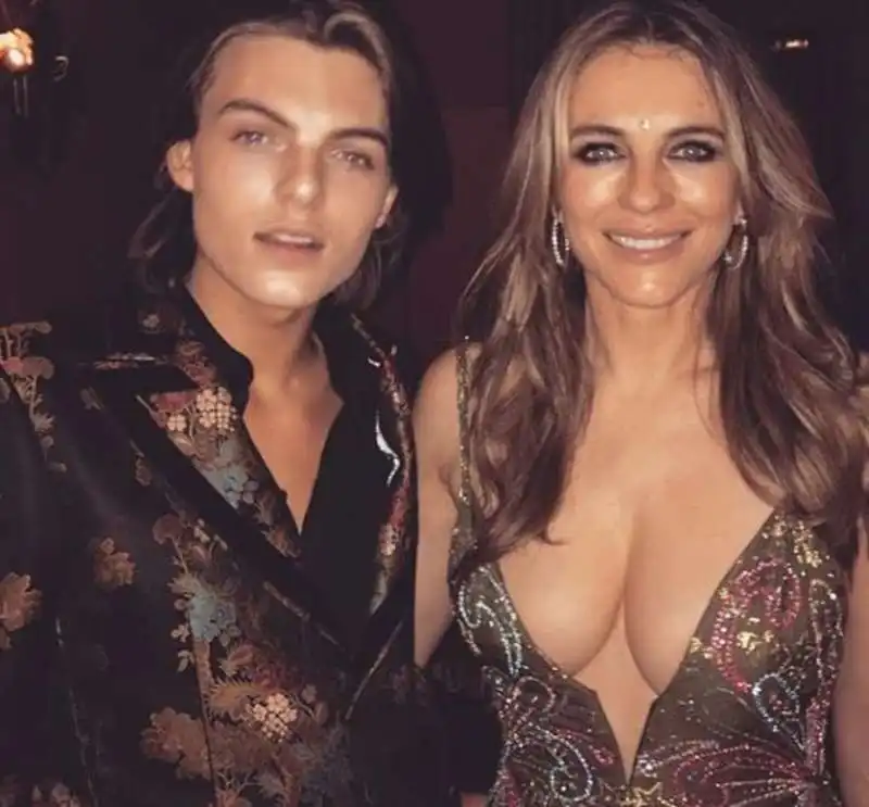 liz hurley e il figlio damien 1