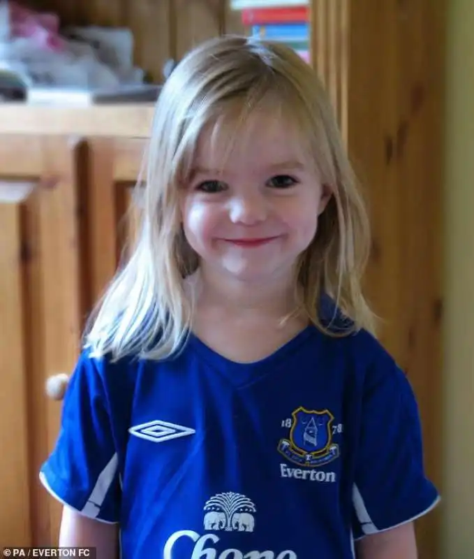 maddie mccann con la maglia dell'everton