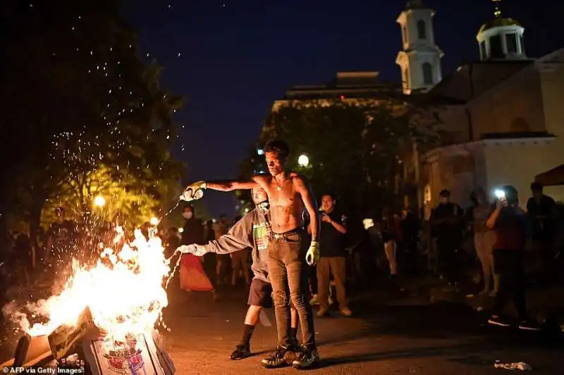 manifestanti cercano di abbattere statua di andrew jackson 1