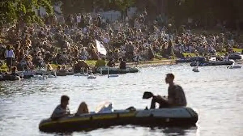 party sul landwehrkanal  a berlino  2