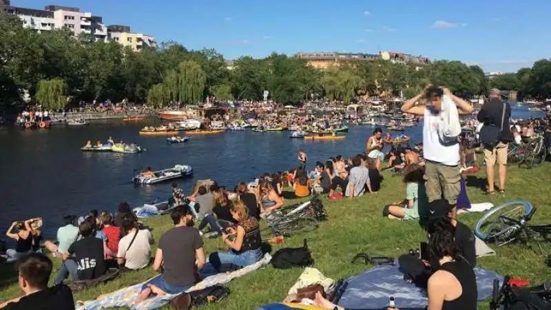 party sul landwehrkanal  a berlino  6