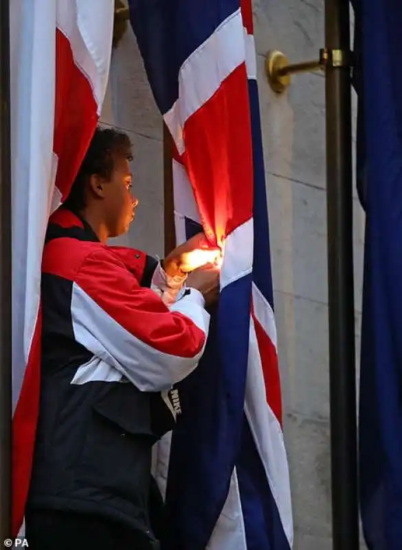 proteste black lives matter nel regno unito   union jack in fiamme