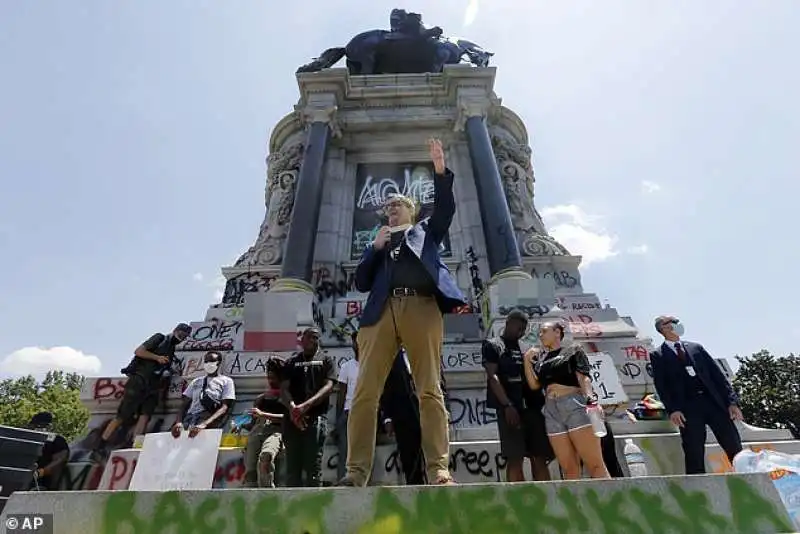 proteste davanti alla statua di robert e lee a richmond, virginia