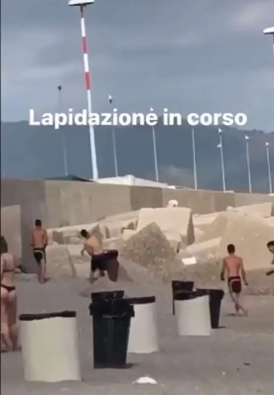 ragazzini tirano sassi a una coppia che fa sesso in spiaggia a salerno 3