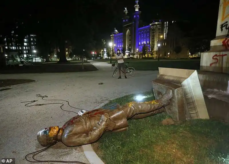 statua del generale williams carter wickham buttata giu' a richmond, virginia