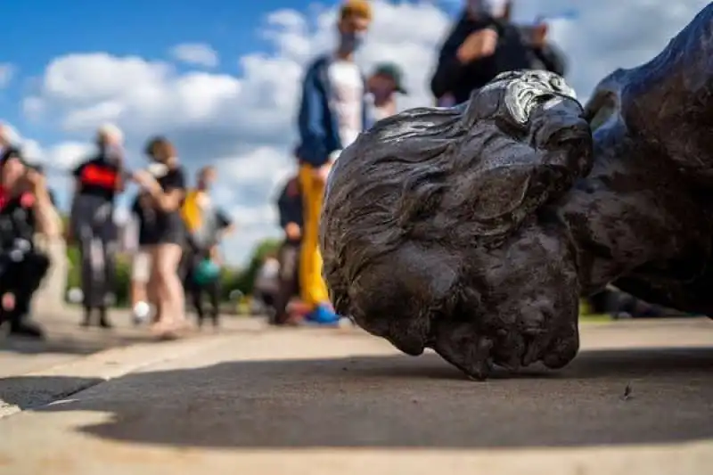 statua di cristoforo colombo abbattuta a minneapolis