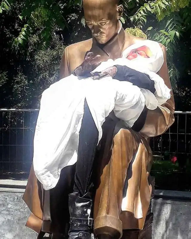 STATUA DI MONTANELLI CON LA BIMBA IN BRACCIO