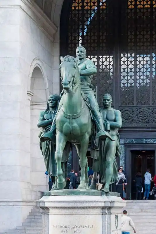 theodore roosevelt  la statua  al museo di storia naturale di new york