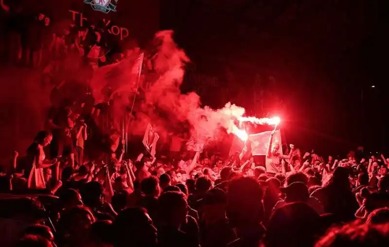 tifosi del liverpool festeggiano la premier league 12