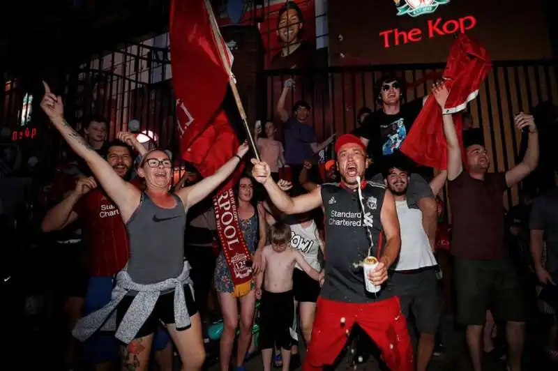 tifosi del liverpool festeggiano la premier league 14