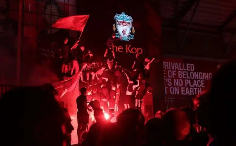 tifosi del liverpool festeggiano la premier league 15