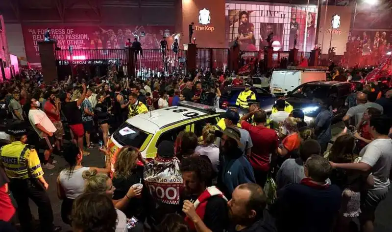 tifosi del liverpool festeggiano la premier league 18