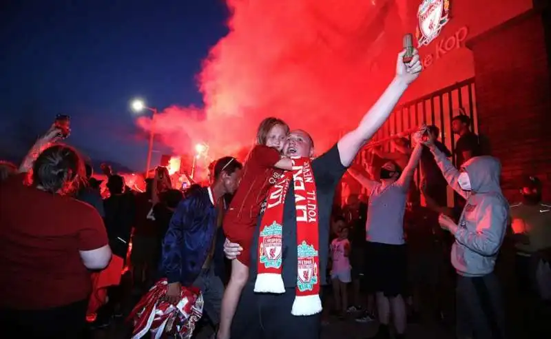 tifosi del liverpool festeggiano la premier league 2