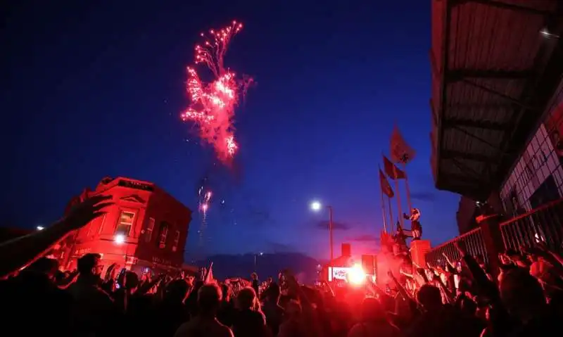 tifosi del liverpool festeggiano la premier league 23