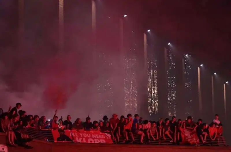 tifosi del liverpool festeggiano la premier league 24