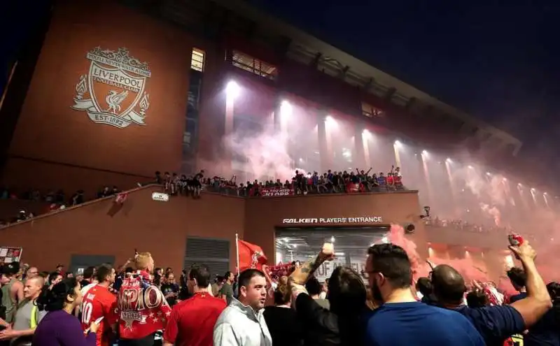 tifosi del liverpool festeggiano la premier league 26