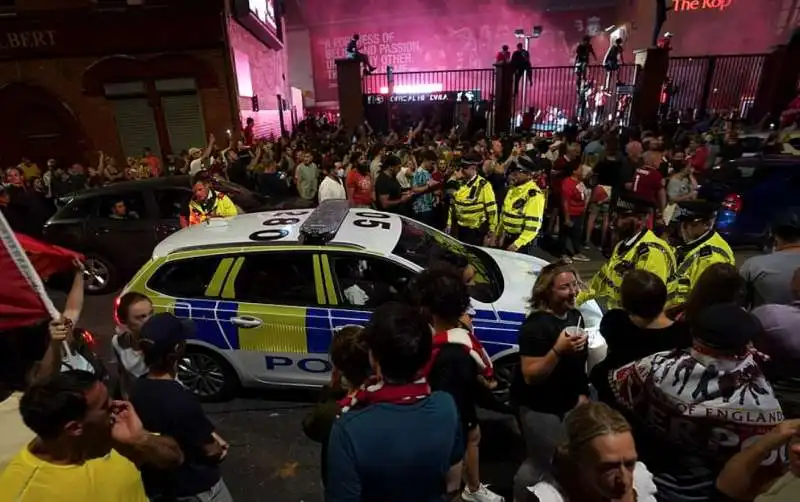 tifosi del liverpool festeggiano la premier league 28