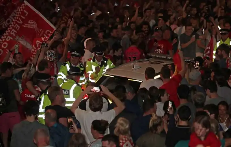 tifosi del liverpool festeggiano la premier league 29