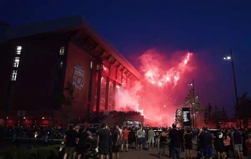 tifosi del liverpool festeggiano la premier league 5