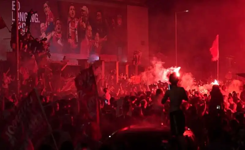 tifosi del liverpool festeggiano la premier league 7