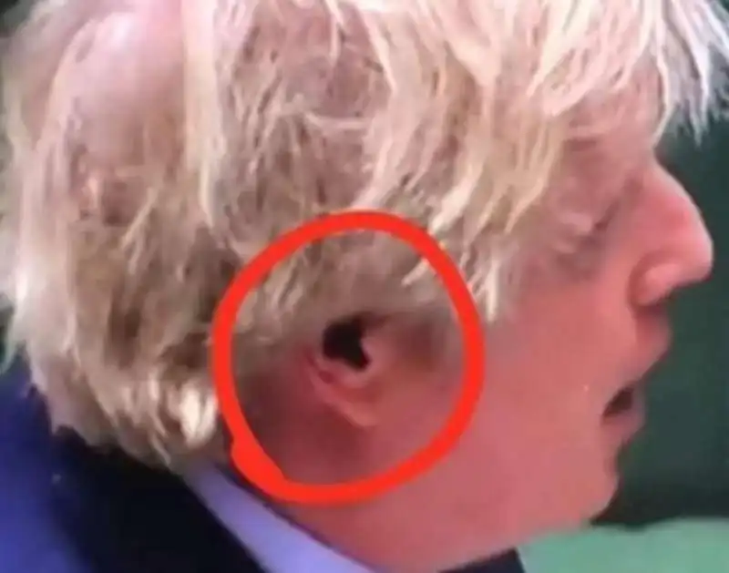 twitter e l'auricolare di boris johnson 3