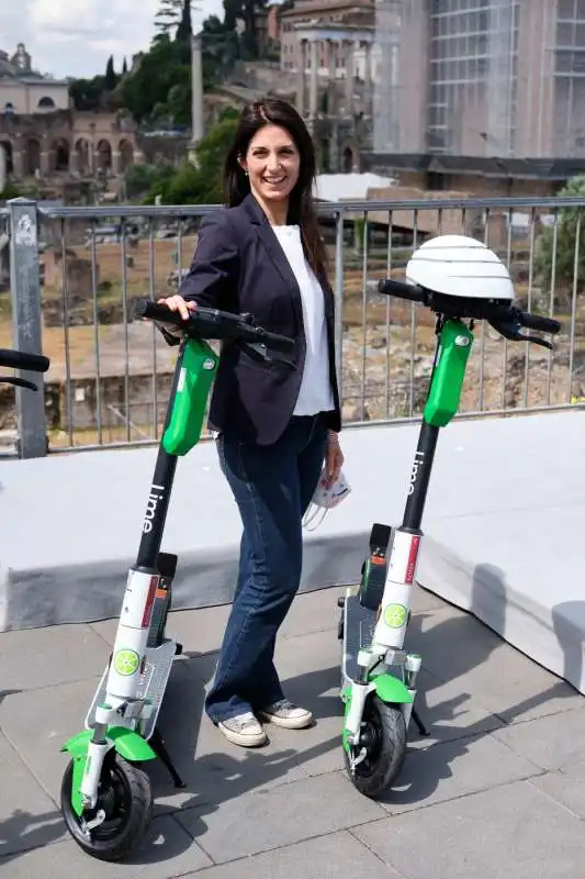 VIRGINIA RAGGI E I MONOPATTINI LIME