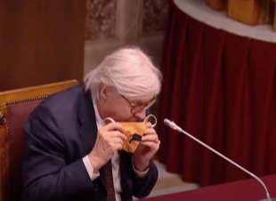 vittorio sgarbi show in commissione con la mascherina 3