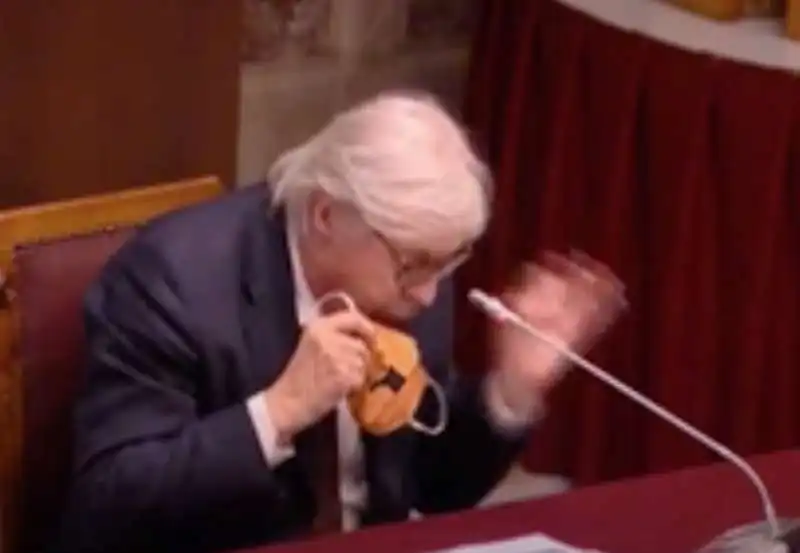 vittorio sgarbi show in commissione con la mascherina 4