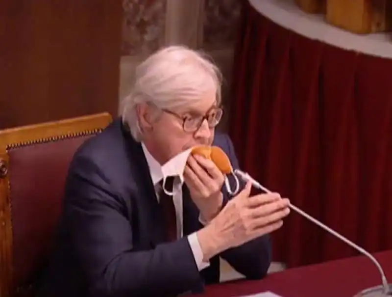 vittorio sgarbi show in commissione con la mascherina 6