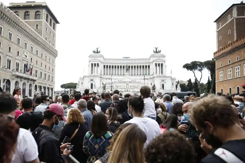 2 giugno 2021   folla a piazza venezia