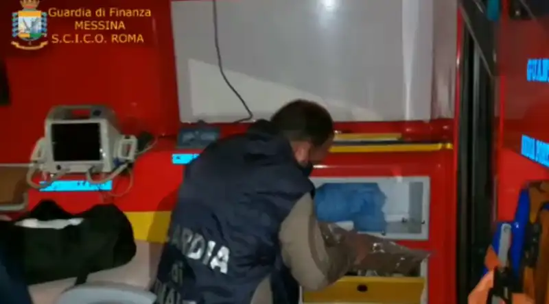 ambulanza piena di droga a messina 4