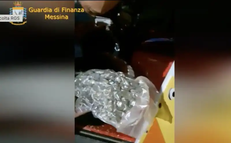 ambulanza piena di droga a messina 6