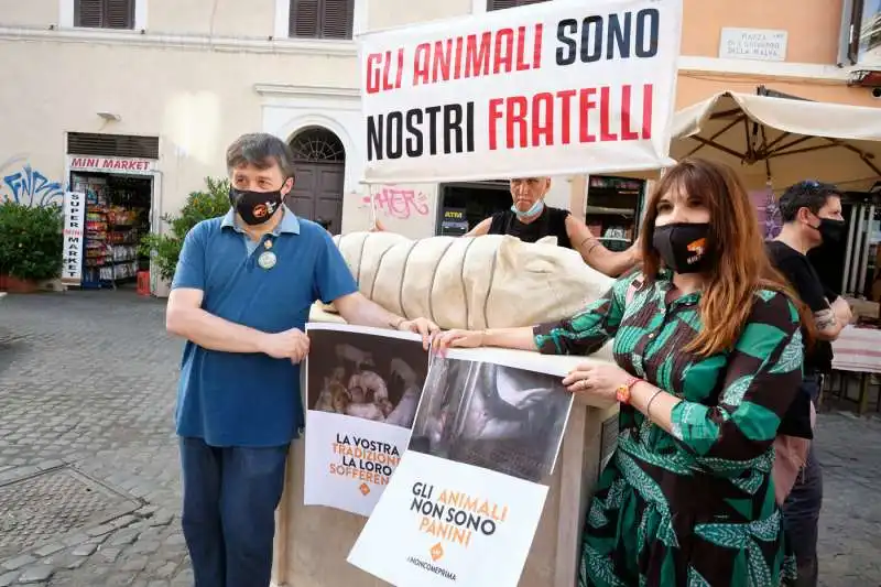 animalisti contro la statua della porchetta a trastevere