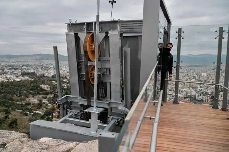 ascensore e asfalto sul partenone ad atene