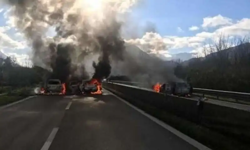 assalto al portavalori in autostrada 9