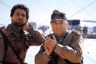 beppe grillo e coluche scemo di guerra