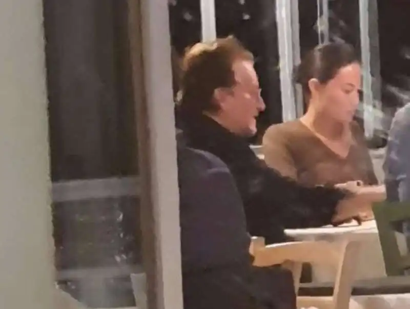 bono vox in un ristorante a palmaria 