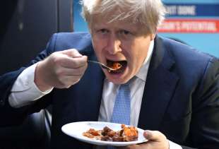 boris johnson si ingozza di junk food 6