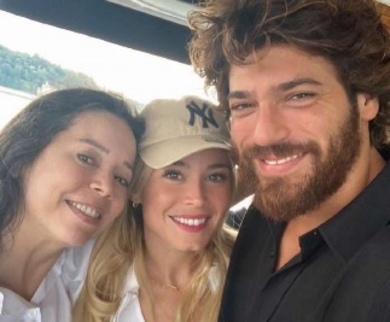 can yaman e diletta leotta con la madre di lui