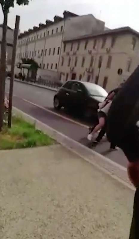 caos a torino durante un controllo a due studenti stranieri 9