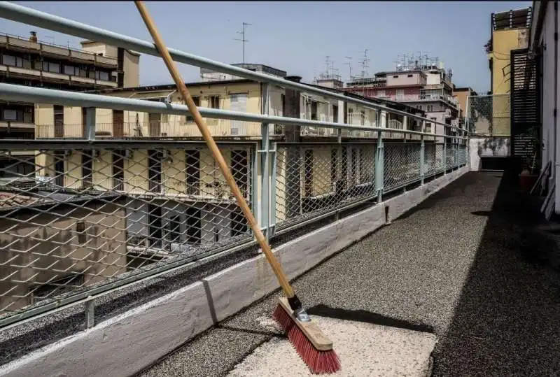 cenere sui balconi di catania dopo l eruzione dell etna