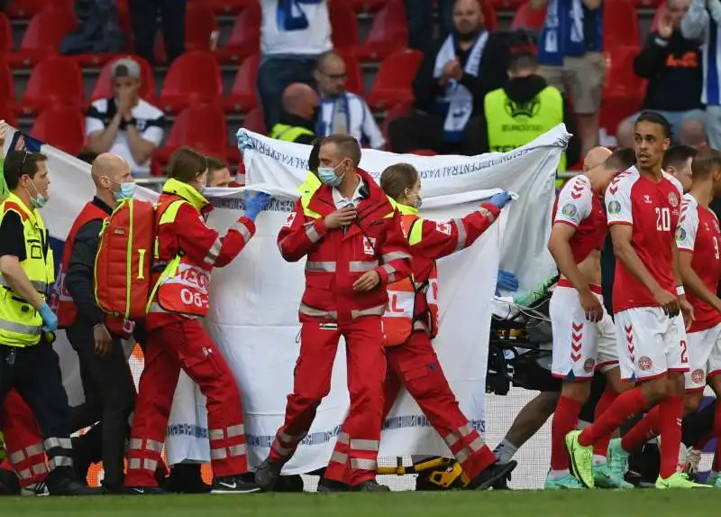 christian eriksen si accascia in campo durante finlandia danimarca 12