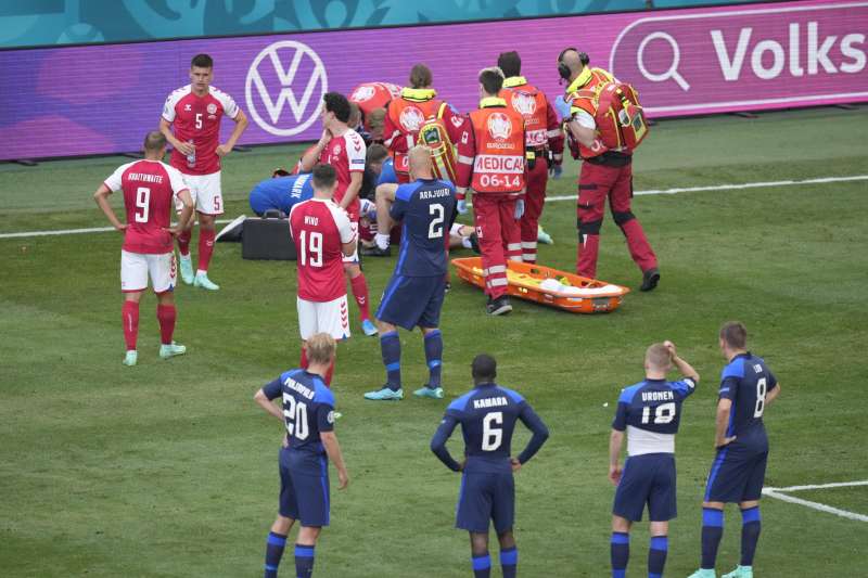 christian eriksen si accascia in campo durante finlandia danimarca 13