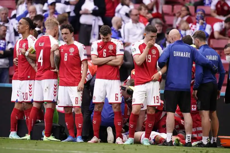 christian eriksen si accascia in campo durante finlandia danimarca 14