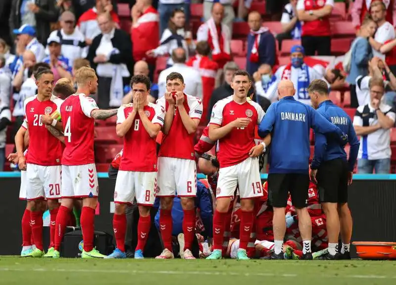 christian eriksen si accascia in campo durante finlandia danimarca 6