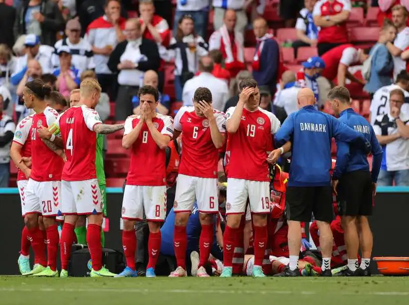 christian eriksen si accascia in campo durante finlandia danimarca 7