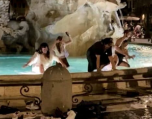 CINQUE RAGAZZI USANO COME VASCA DA BAGNO LA FONTANA DEL BERNINI A PIAZZA NAVONA…